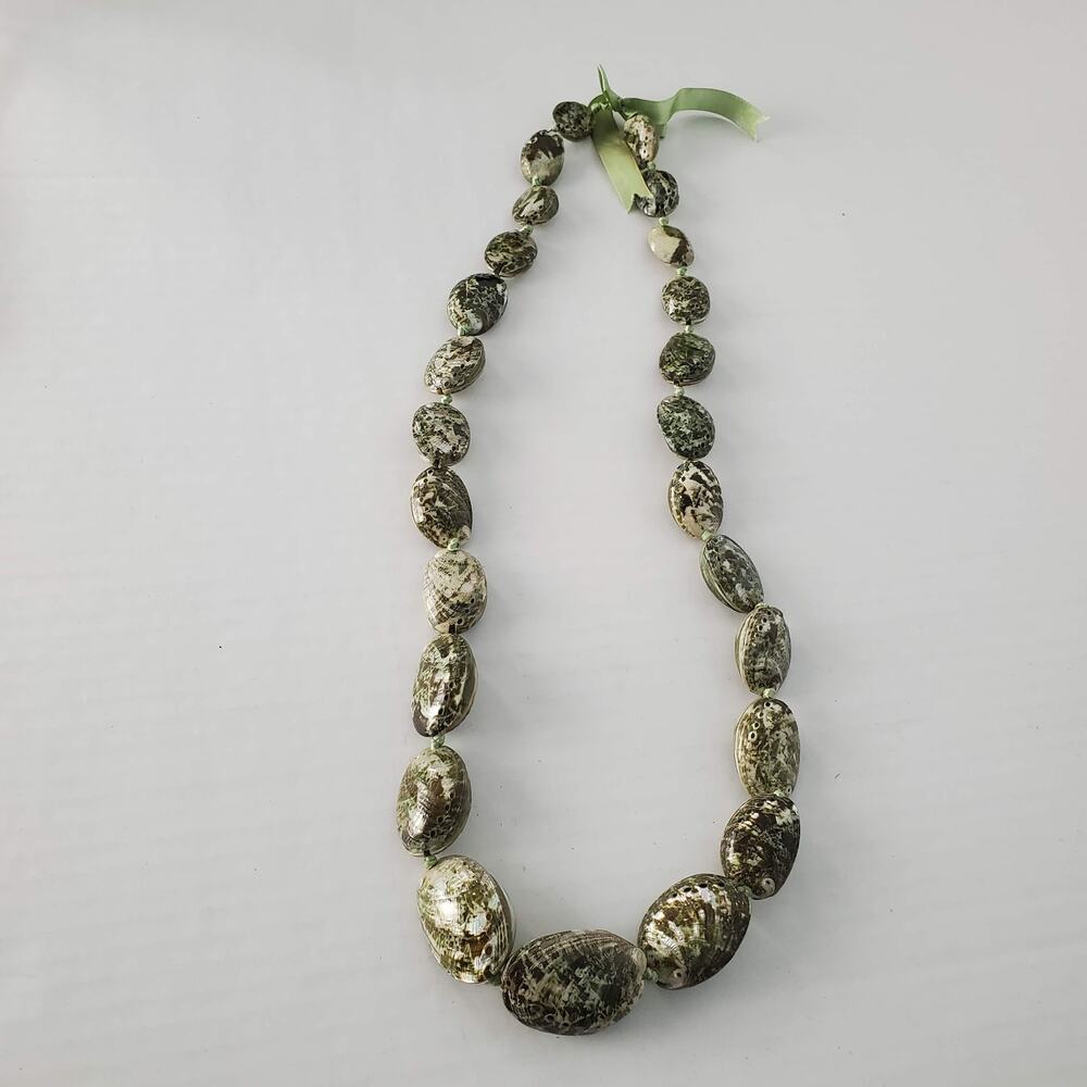 Green Shell Necklace - Picture 2 of 7